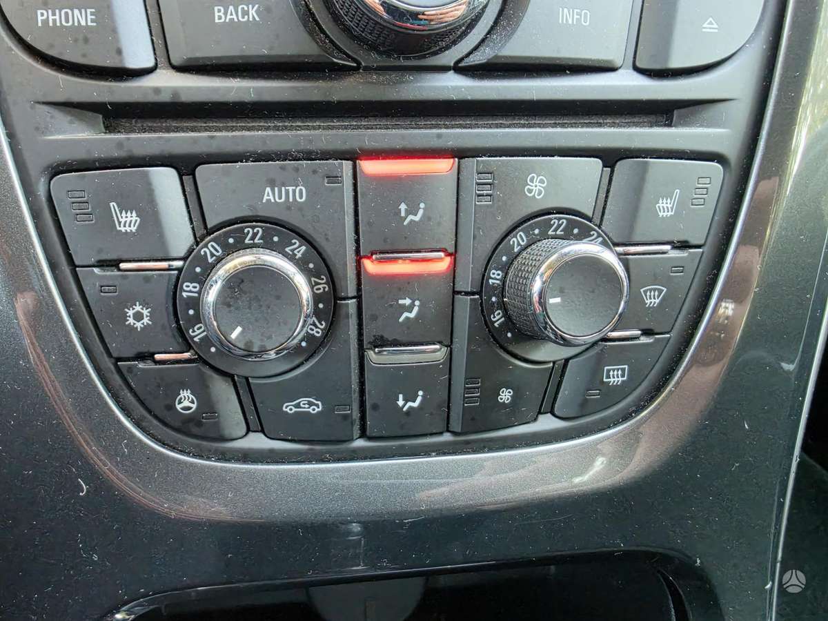 Opel Astra 2013 — photo 16