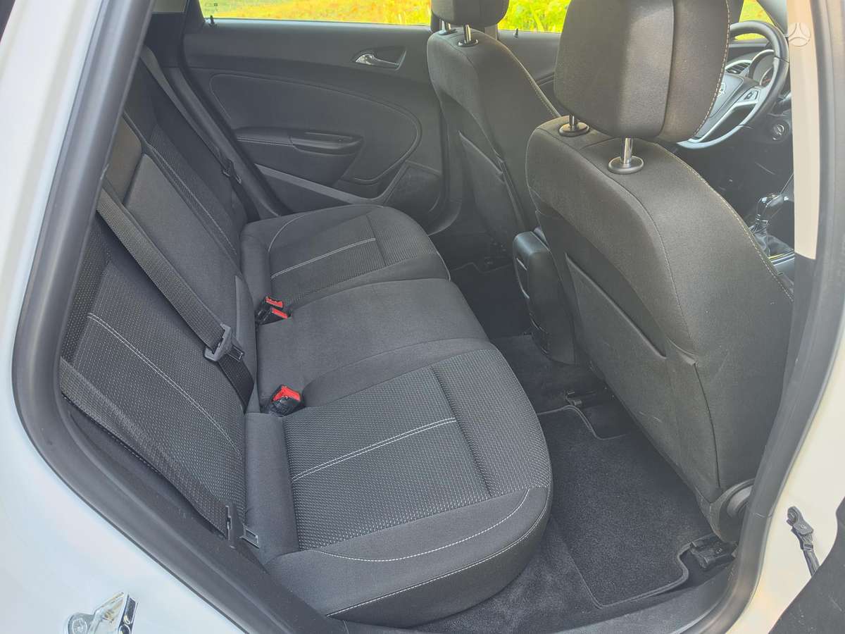 Opel Astra 2013 — photo 18