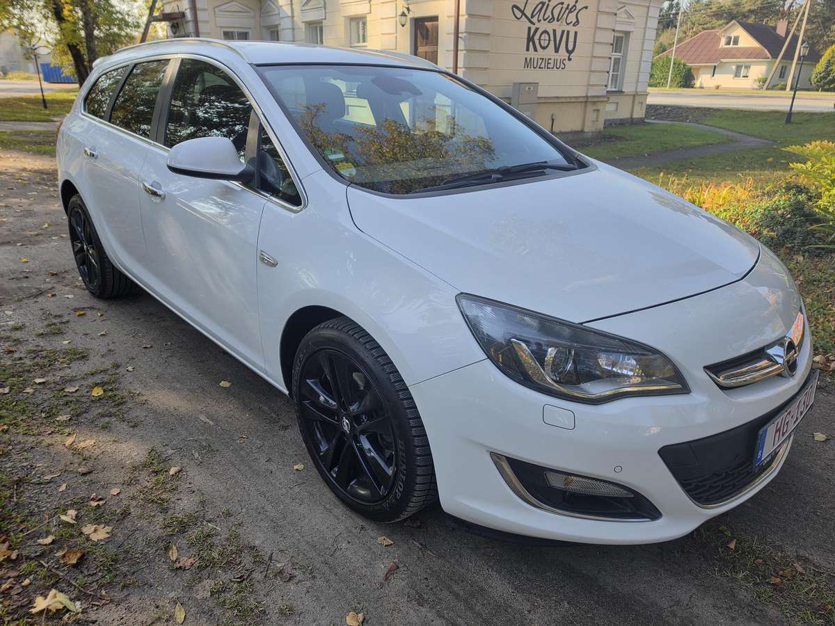 Opel Astra 2013 — rear view