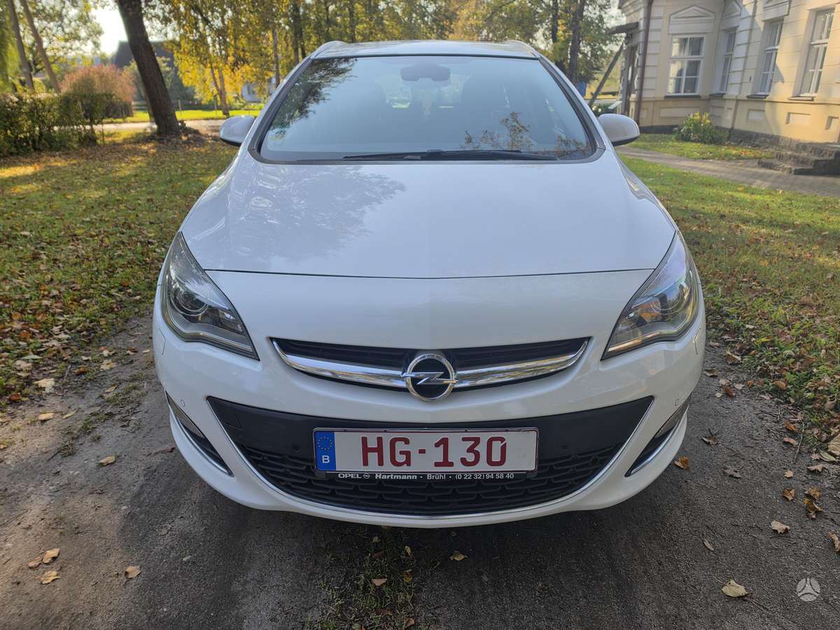 Opel Astra 2013 — interior