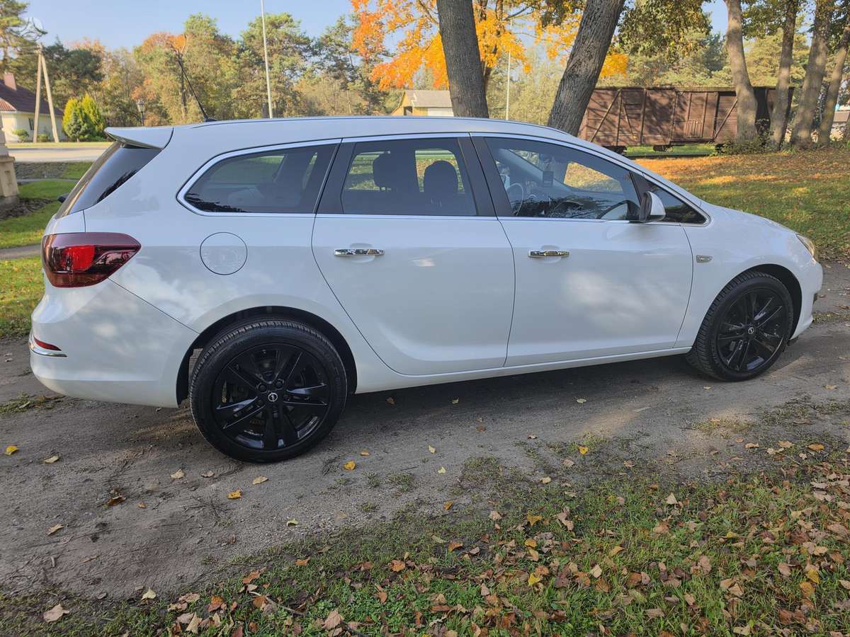 Opel Astra 2013 — photo 8