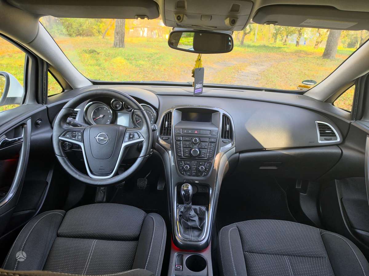 Opel Astra 2013 — photo 9