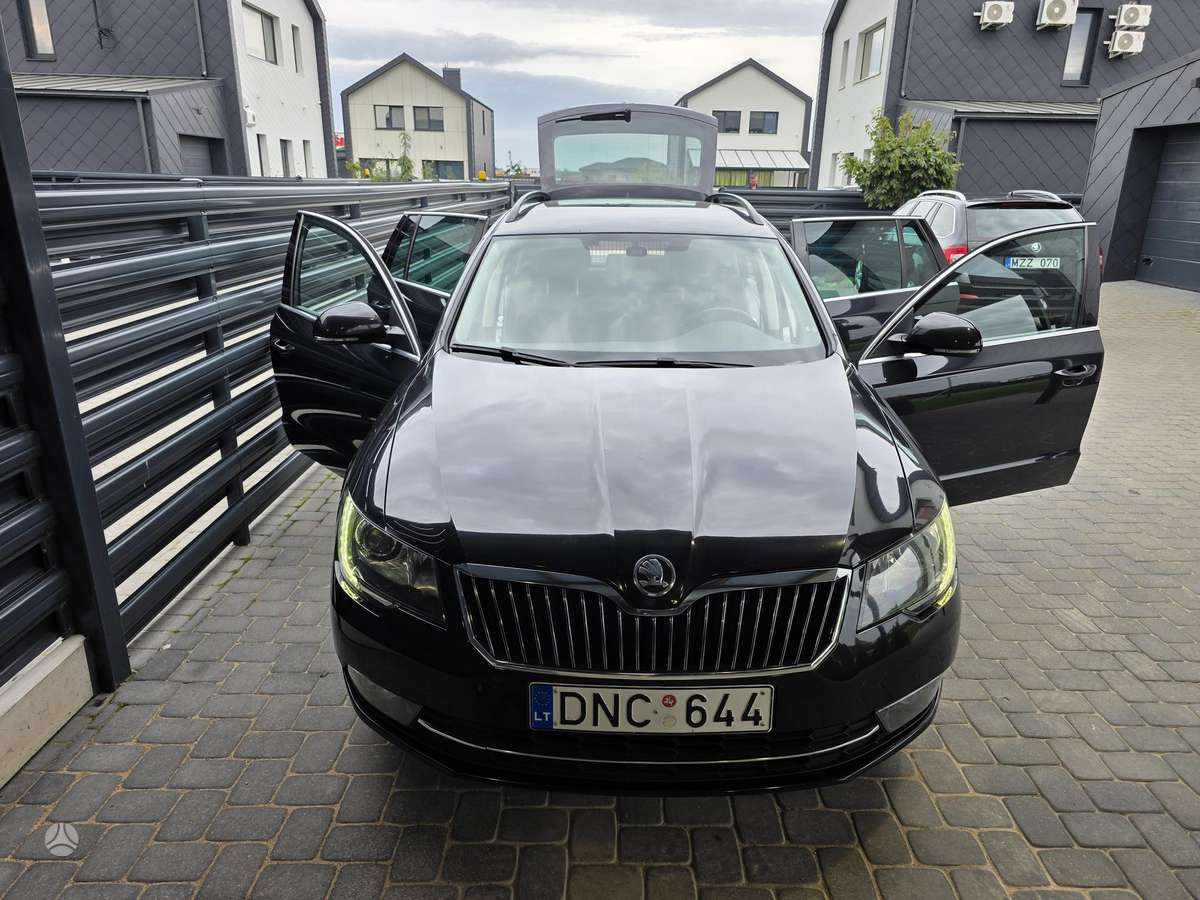 Skoda Superb 2013 — вигляд ззаду