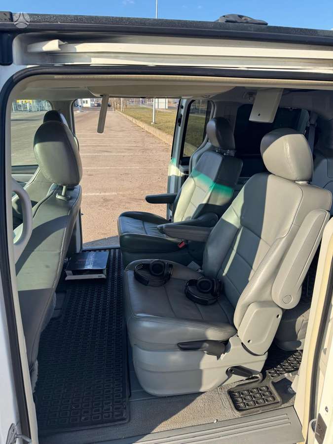 Volkswagen Routan 2009 — photo 14