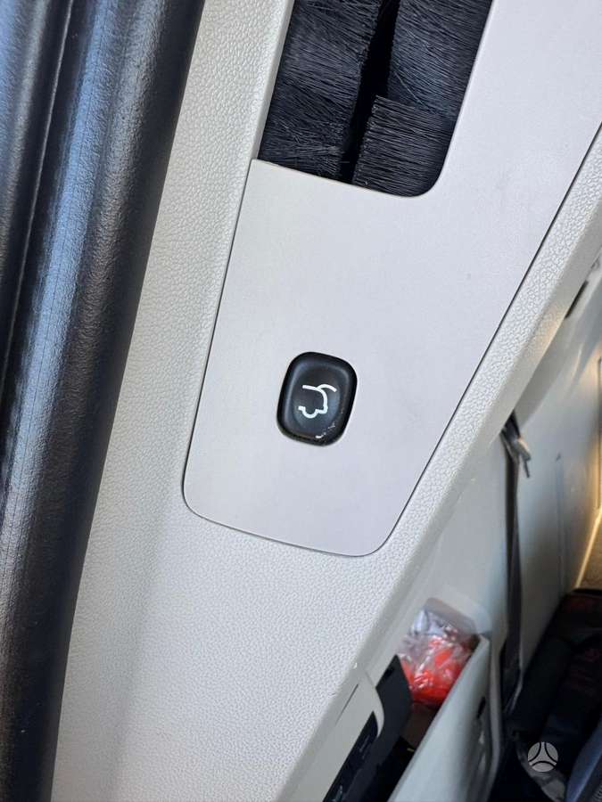 Volkswagen Routan 2009 — photo 16