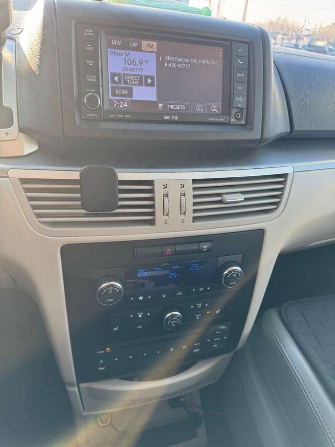 Volkswagen Routan 2009 — photo 18