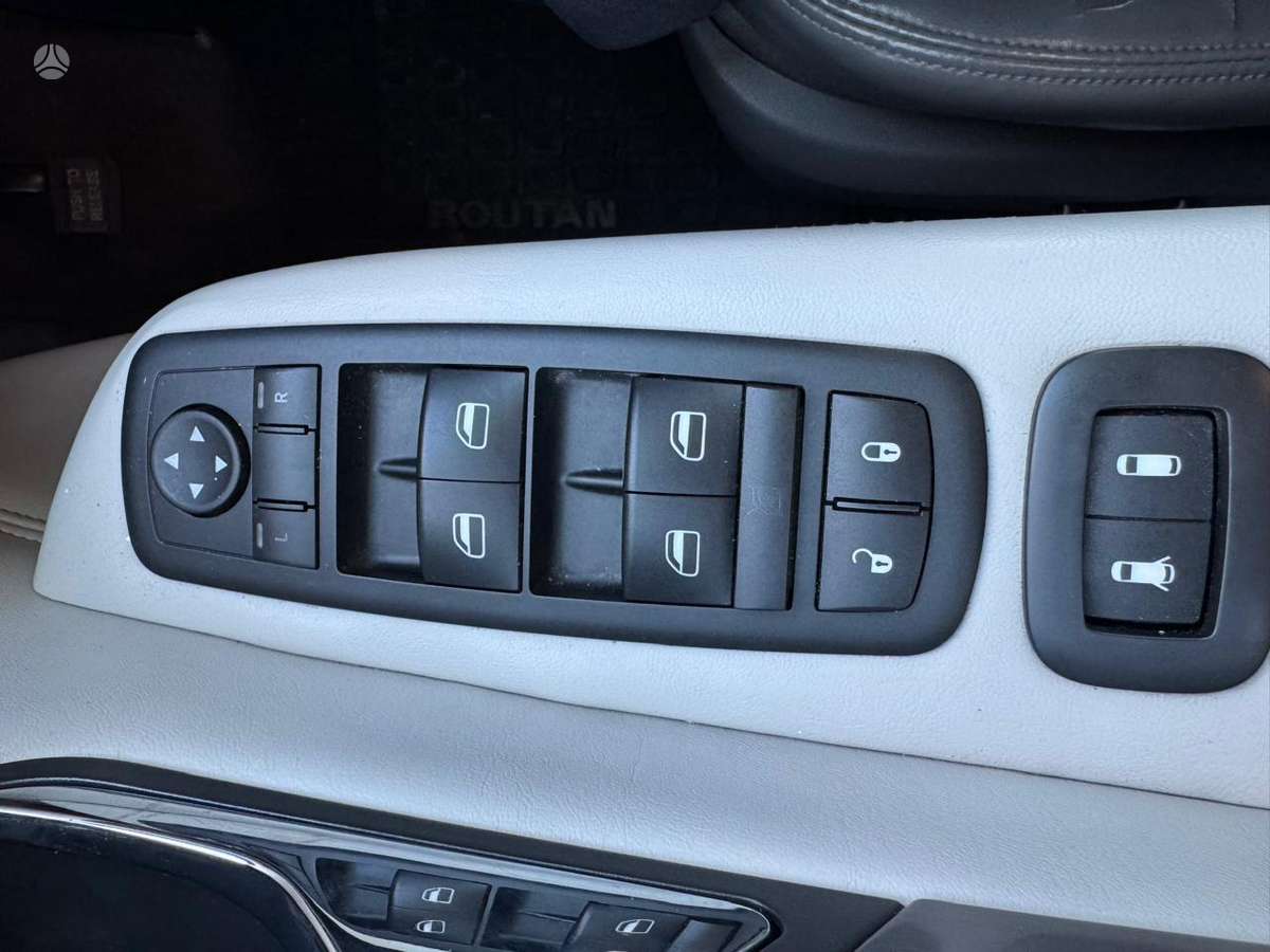 Volkswagen Routan 2009 — photo 20