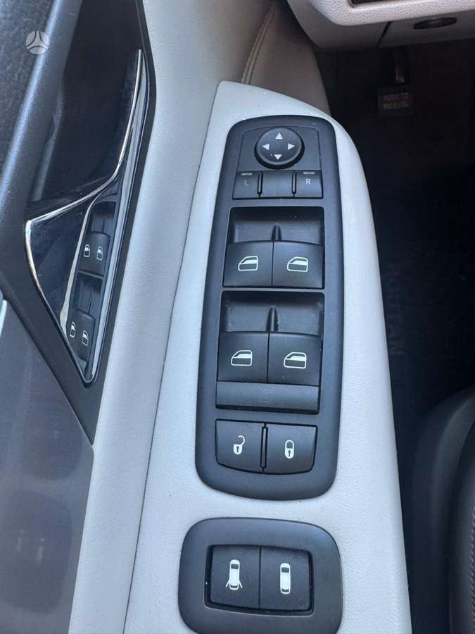 Volkswagen Routan 2009 — photo 21