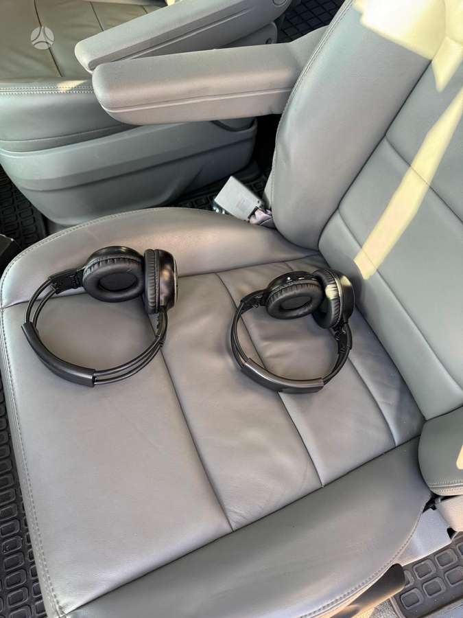 Volkswagen Routan 2009 — photo 27