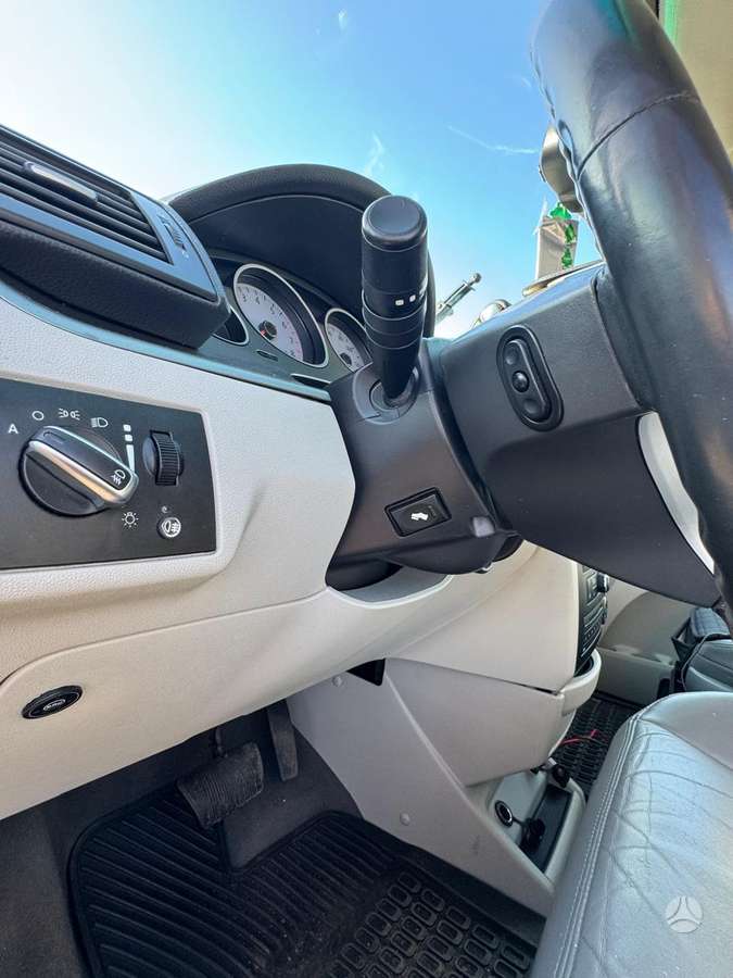 Volkswagen Routan 2009 — photo 6