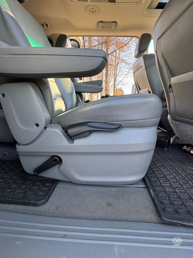 Volkswagen Routan 2009 — photo 7