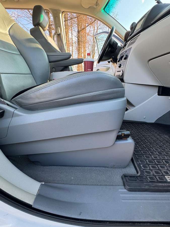 Volkswagen Routan 2009 — photo 8