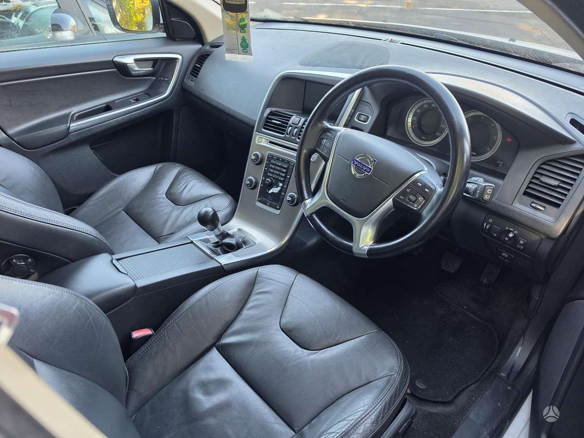Volvo XC60 2012 — photo 8