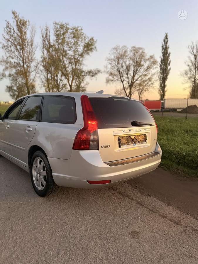 Volvo V50 2010 — салон