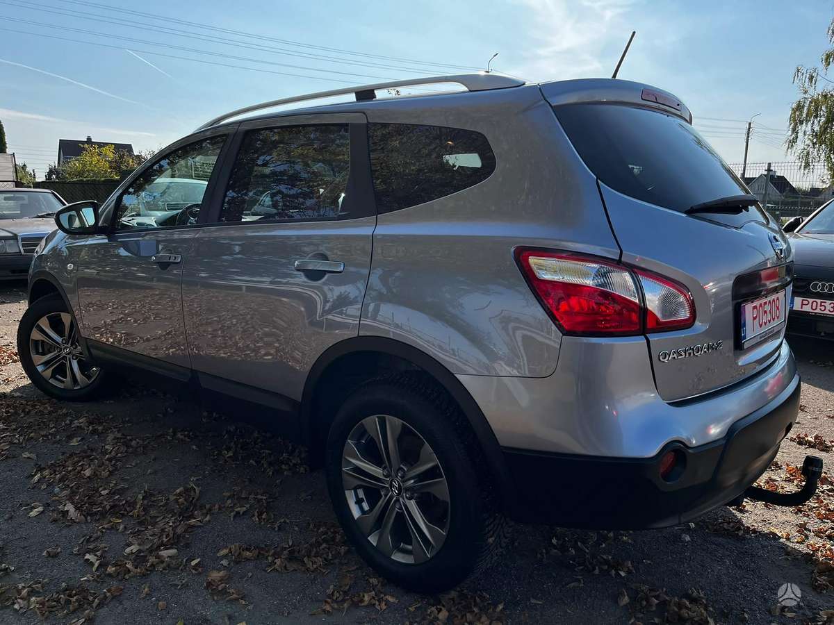 Nissan Qashqai+2 2010 — салон