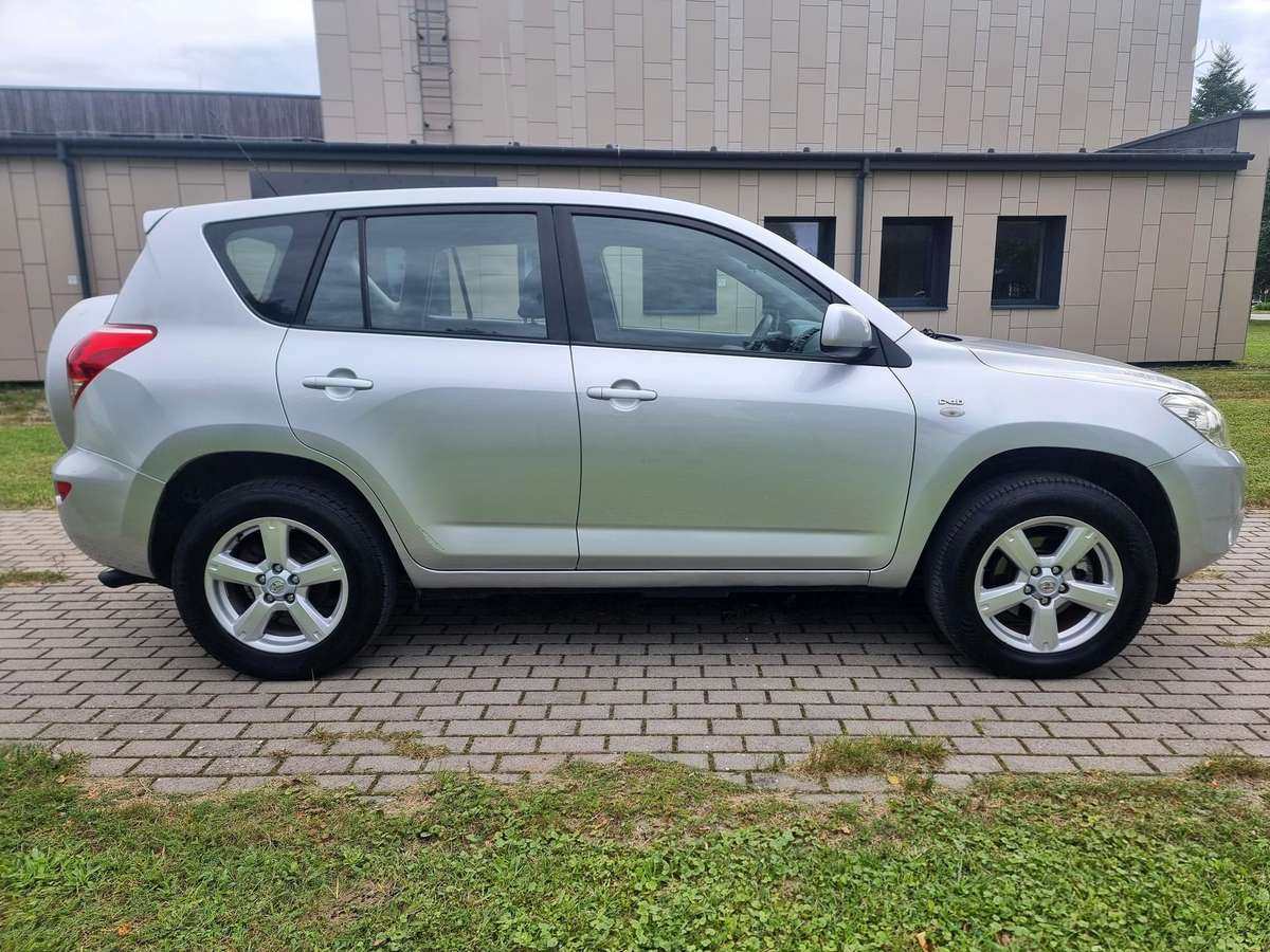 Toyota RAV4 2006 — engine 2200 cm³, 136 HP (100kW)