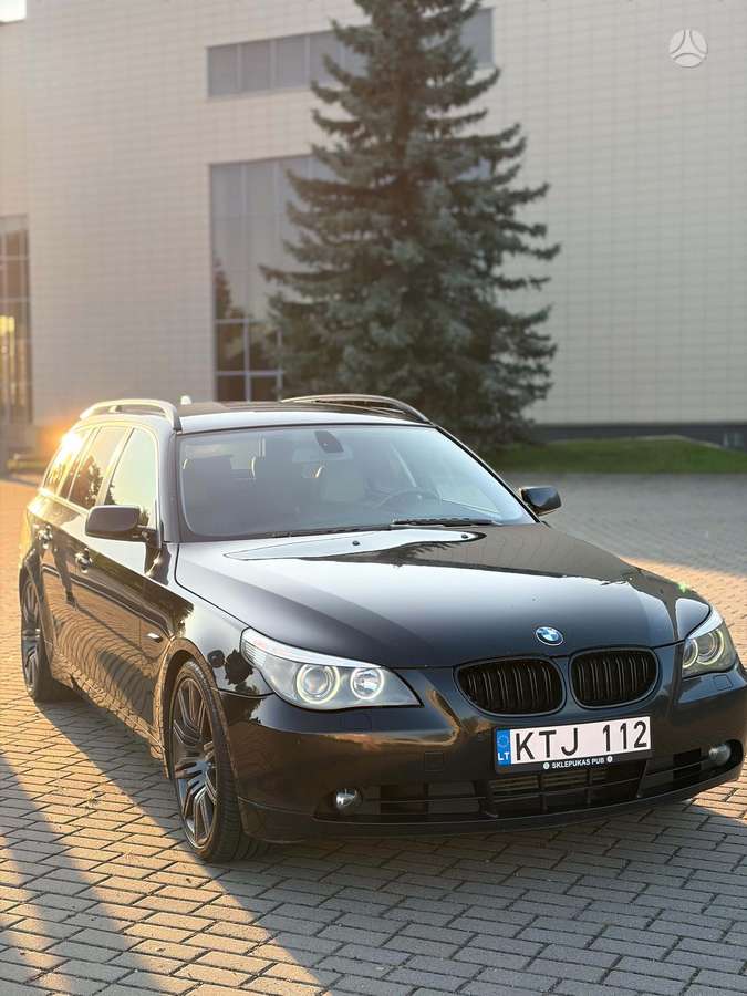 BMW 525 2004 — rear view