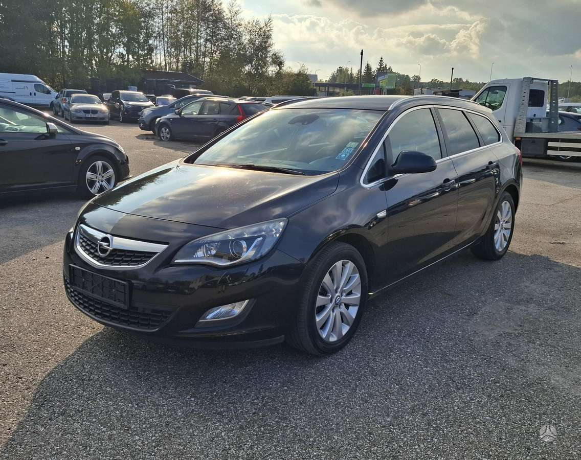 Opel Astra 2011 — вигляд ззаду