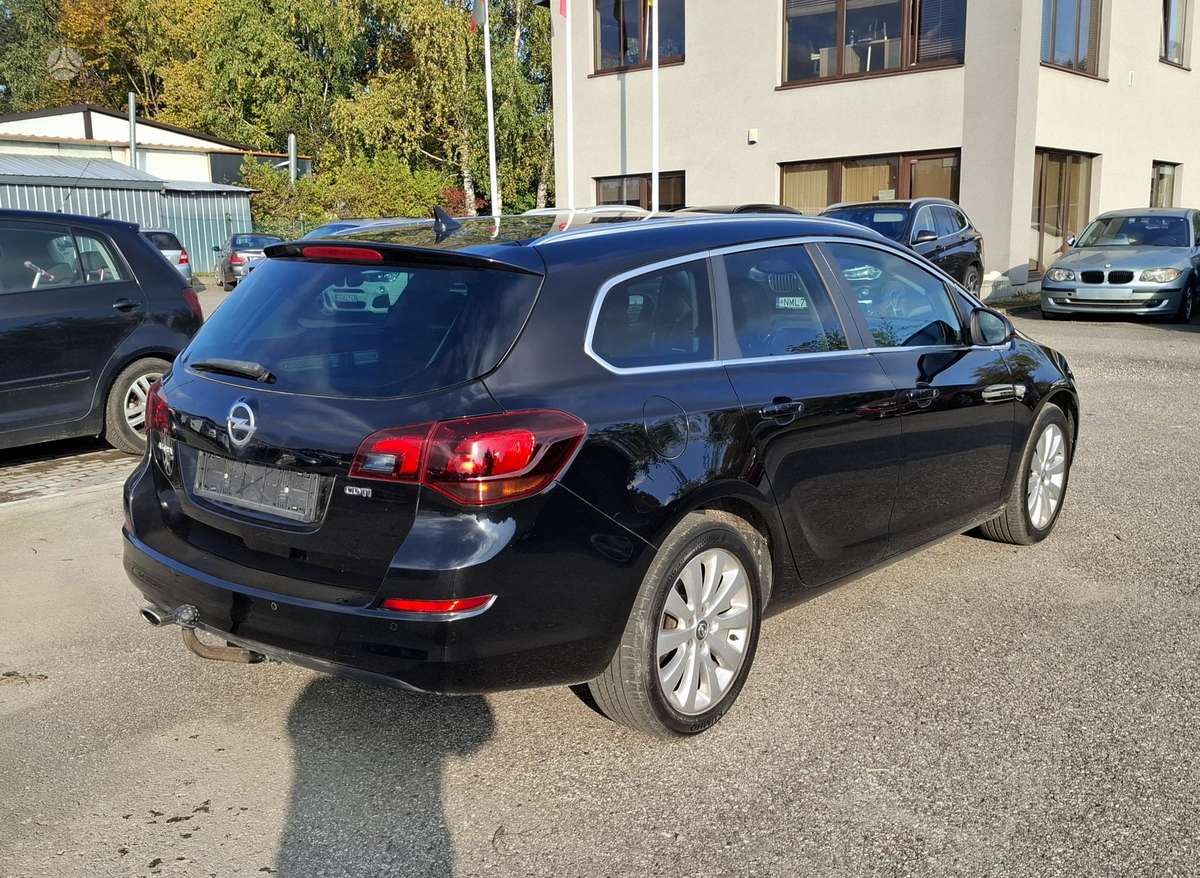 Opel Astra 2011 — салон