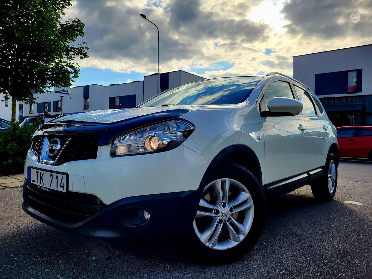 Nissan Qashqai 2010 — rear view