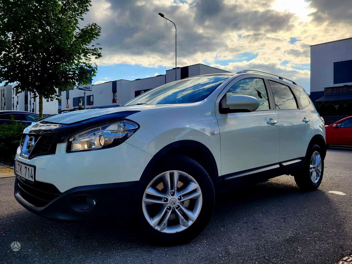 Nissan Qashqai 2010 — interior