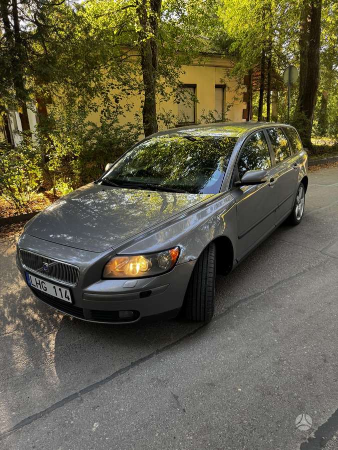 Volvo V50 2006 — rear view