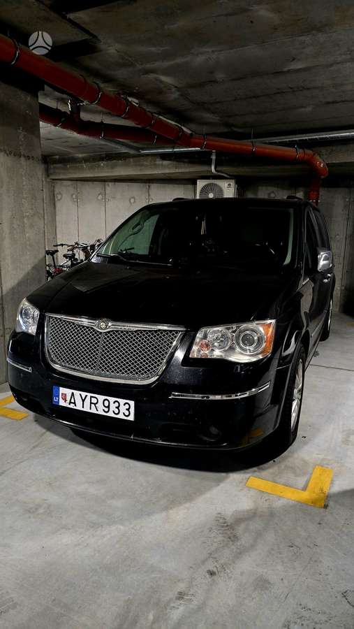 Chrysler Town 2011 — rear view