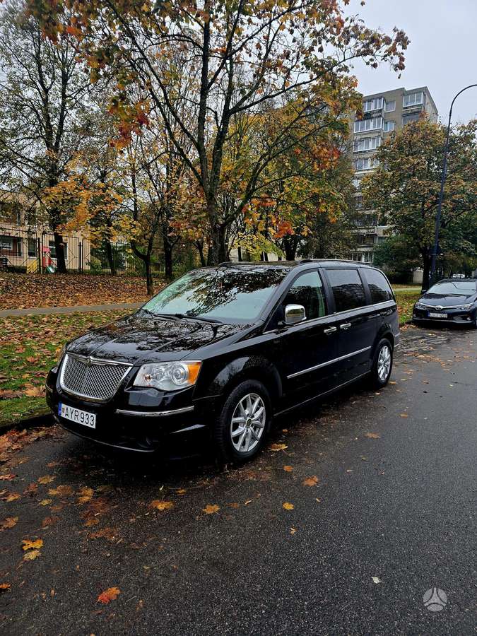 Chrysler Town 2011 — engine 3778 cm³, 193 HP (142kW)