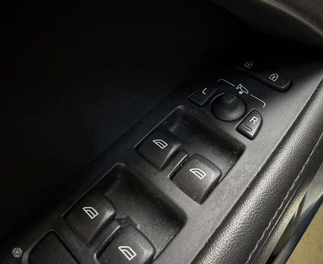 Volvo V70 2011 — photo 10