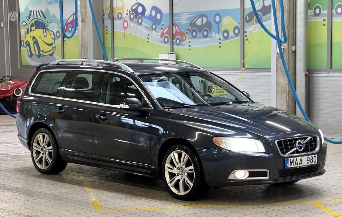 Volvo V70 2011 — rear view