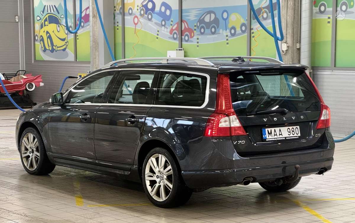 Volvo V70 2011 — interior