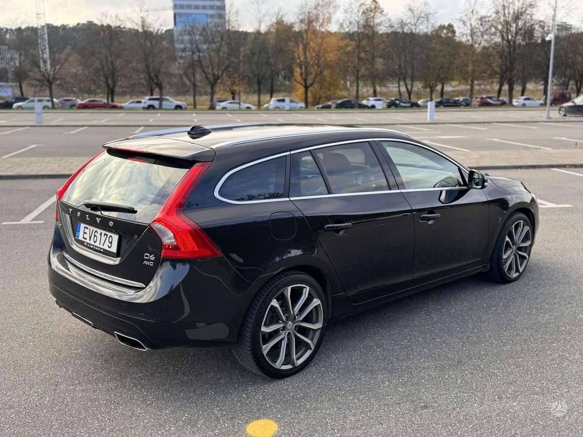 Volvo V60 2013 — двигун 2400 cm³, 215 HP (158kW)