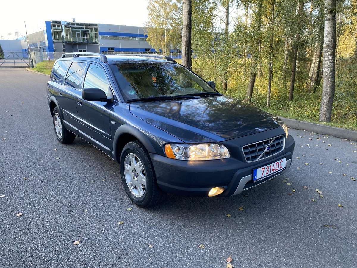 Volvo XC70 2005 — rear view