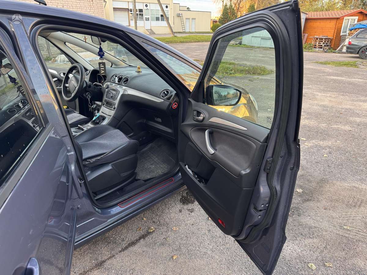Ford S-MAX 2011 — photo 14