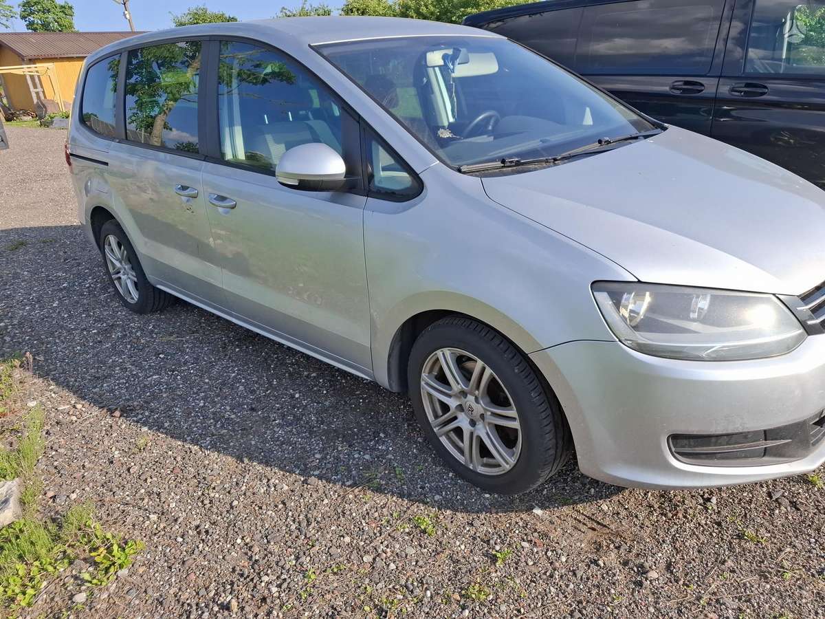 Volkswagen Sharan 2010 — салон