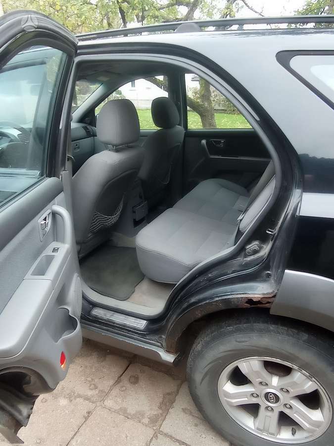 Kia Sorento 2005 — rear view