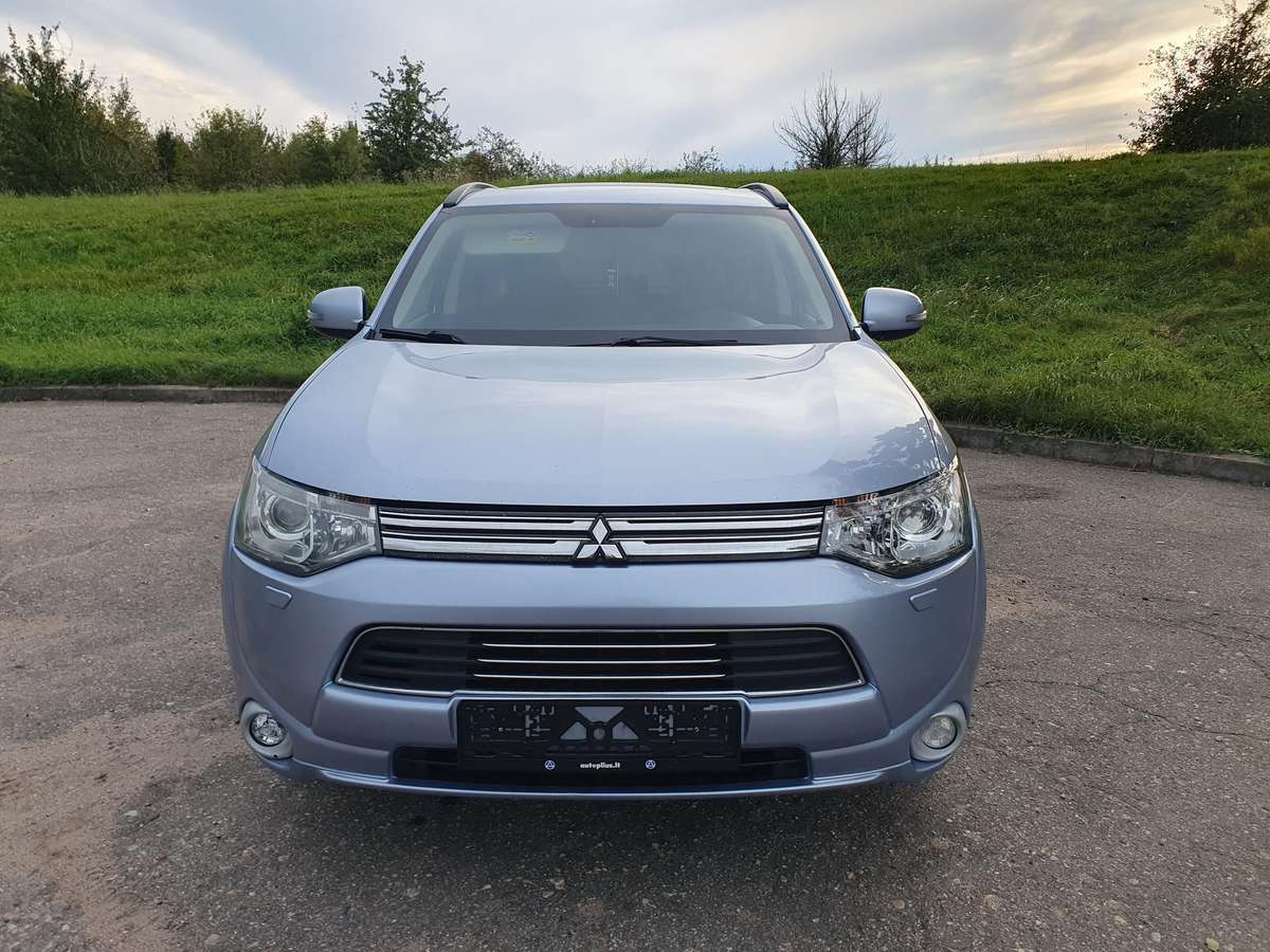 Mitsubishi Outlander 2013 — rear view