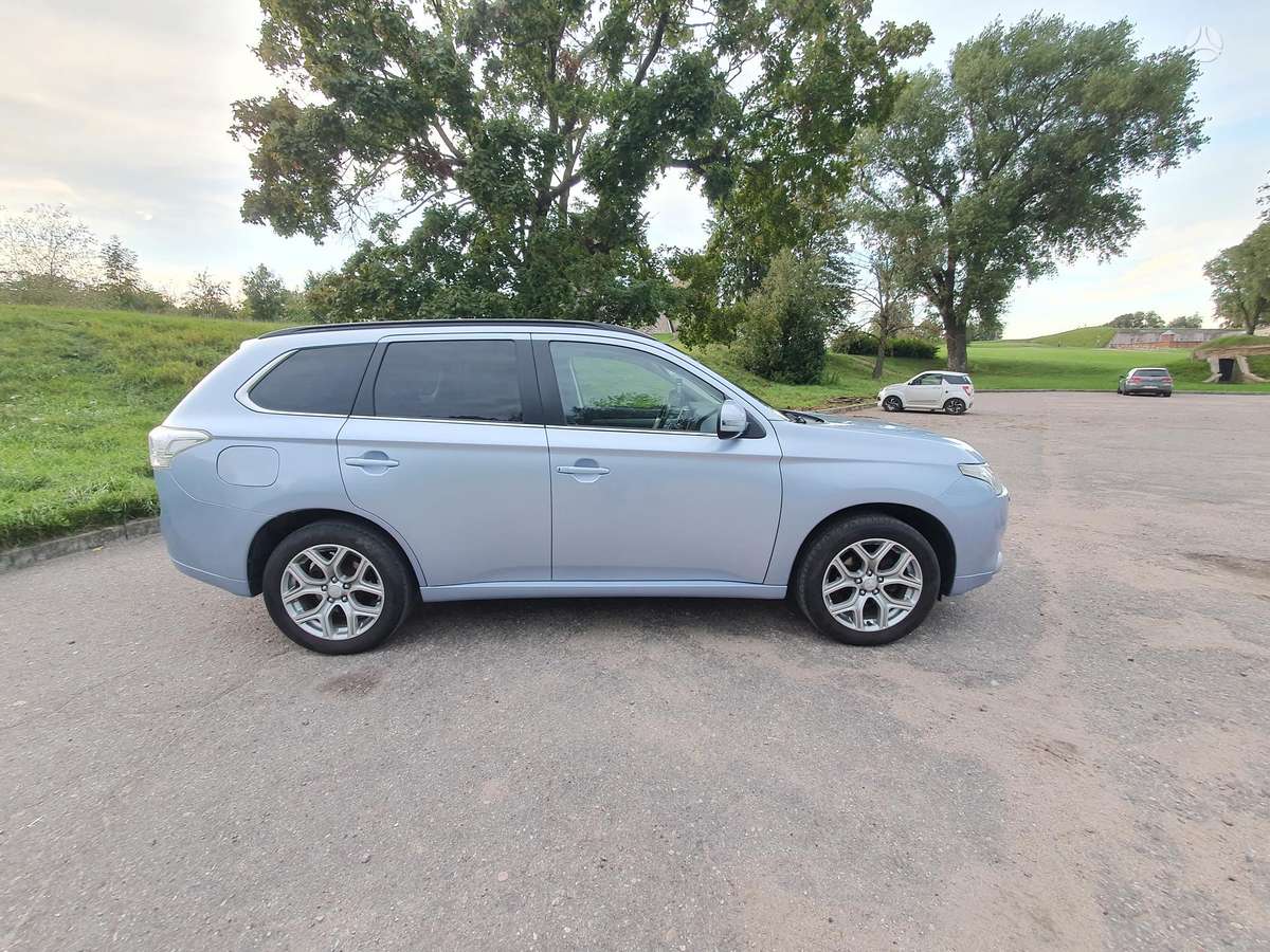 Mitsubishi Outlander 2013 — interior
