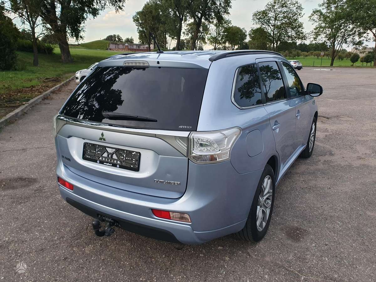 Mitsubishi Outlander 2013 — engine 1998 cm³, 200 HP (147kW)