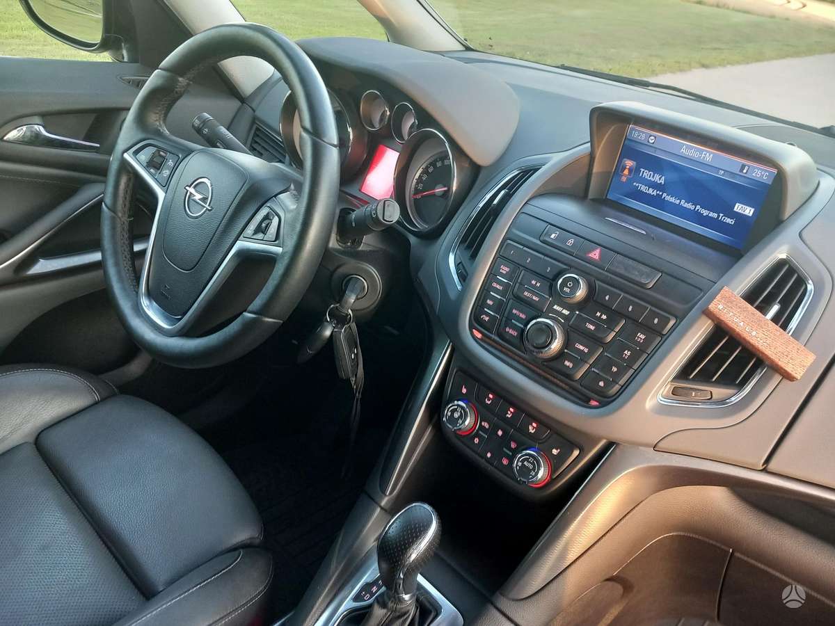 Opel Zafira 2013 — photo 10