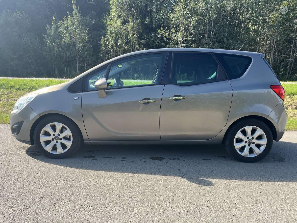 Opel Meriva 2013 — салон