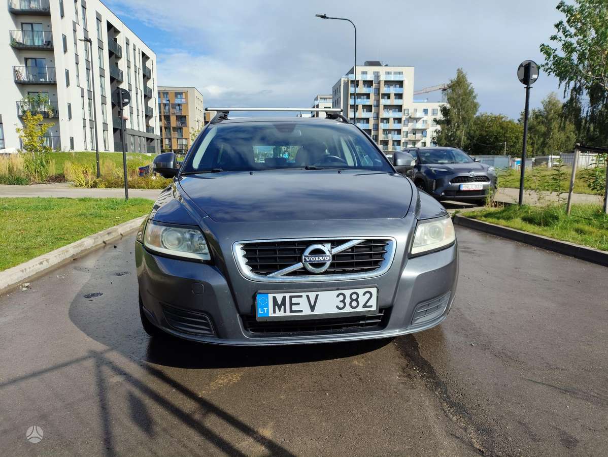 Volvo V50 2010 — салон