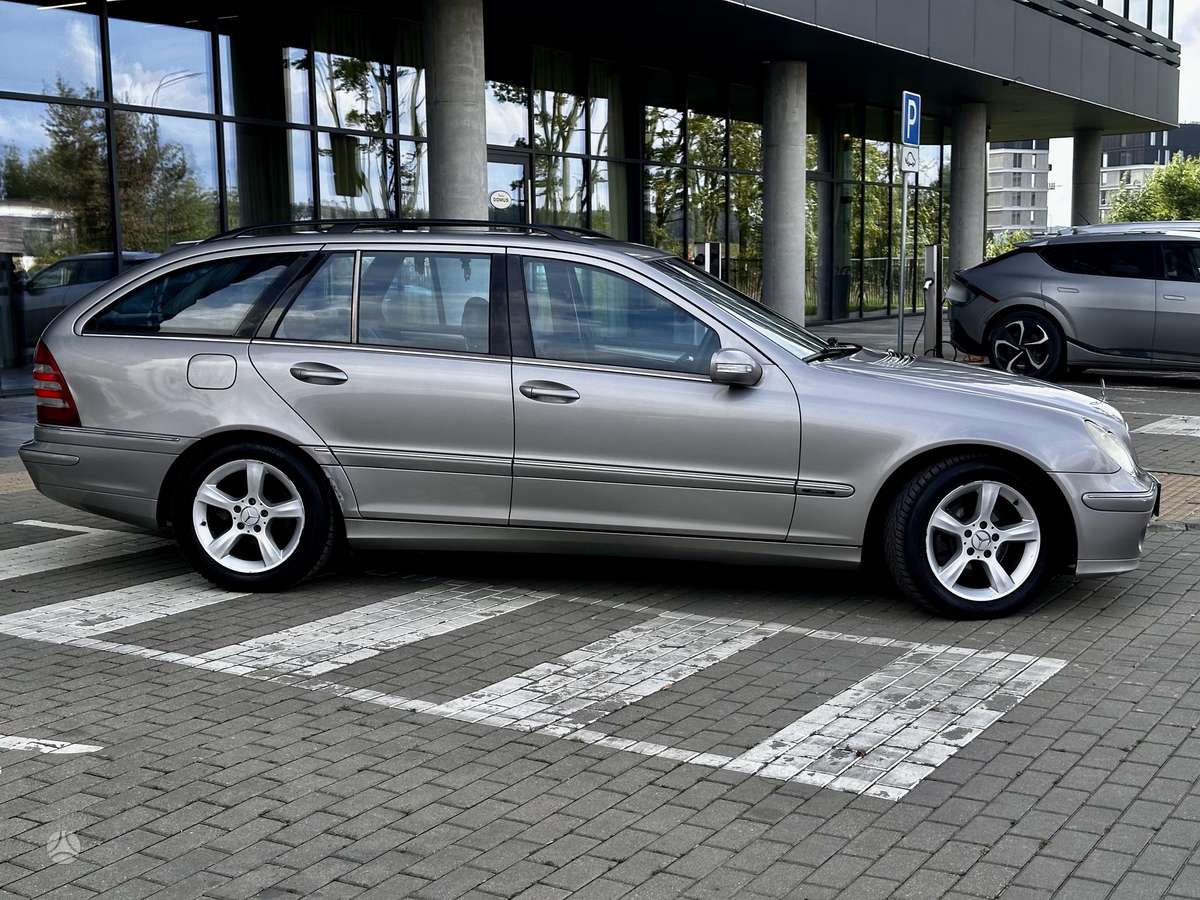 Mercedes-Benz C200 2004 — салон
