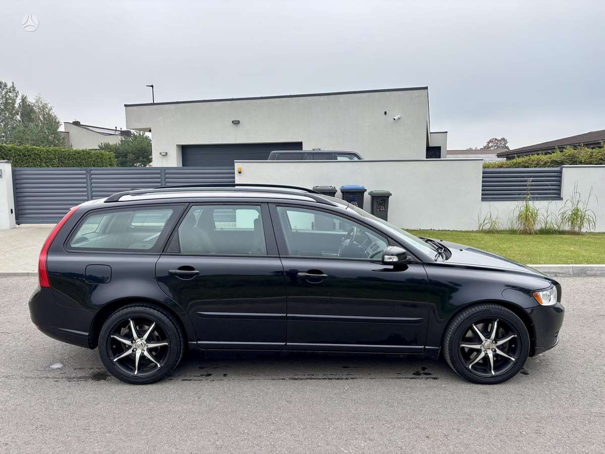 Volvo V50 2009 — rear view