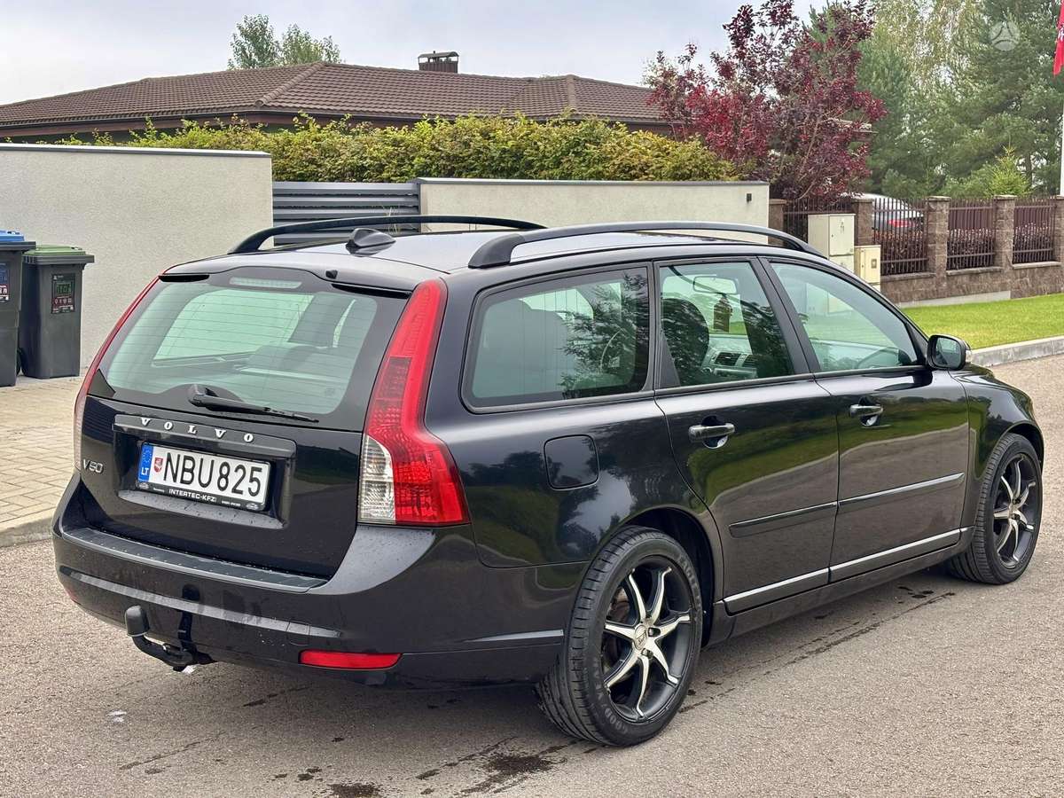 Volvo V50 2009 — interior