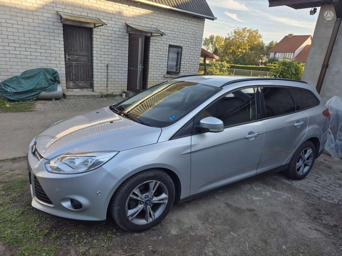 Ford Focus 2013 — rear view