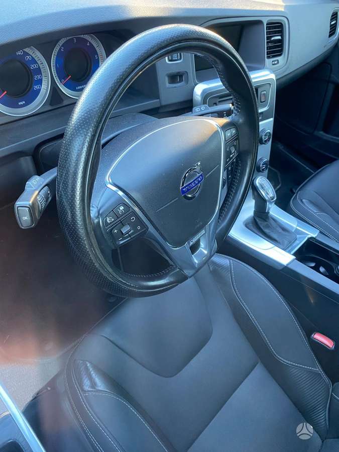 Volvo V60 2012 — photo 10