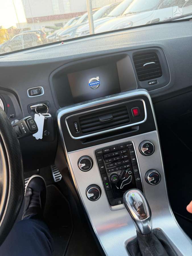 Volvo V60 2012 — photo 17