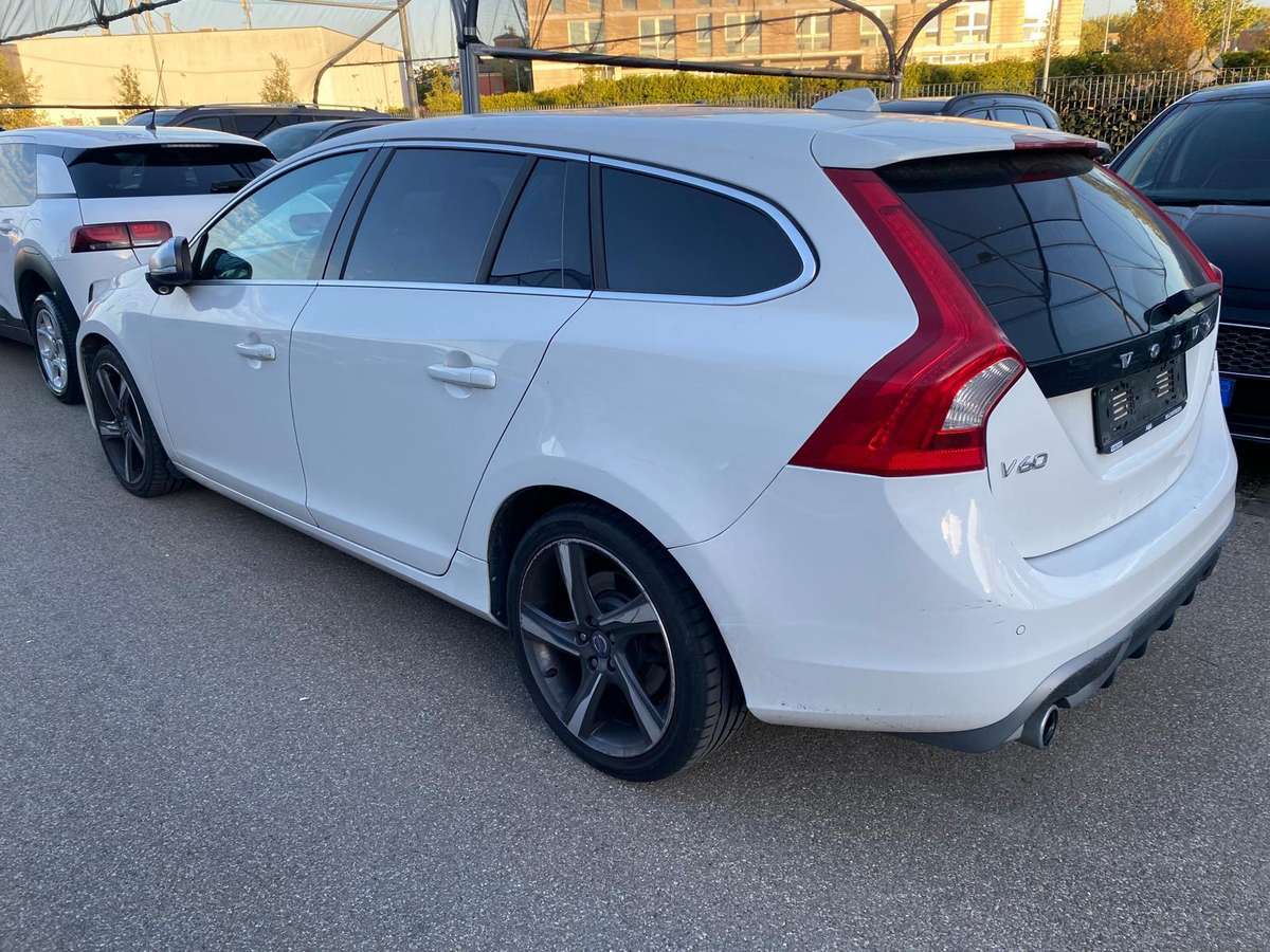 Volvo V60 2012 — engine 2400 cm³, 215 HP (158kW)