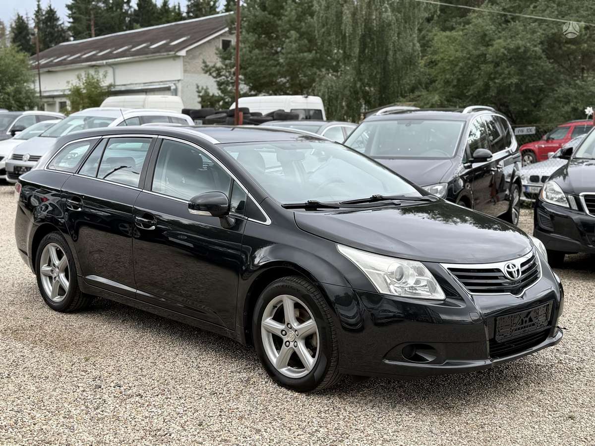 Toyota Avensis 2010 — rear view